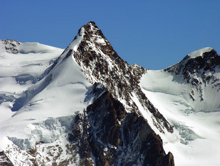 Topografischer Höhepunkt der Schweiz: Die Dufourspitze im Monte-Rosa-Massiv liegt 4634 Meter über dem Meeresspiegel und wurde durch einen Bundesratsbeschluss so benannt. Bild: Antonio Giani.