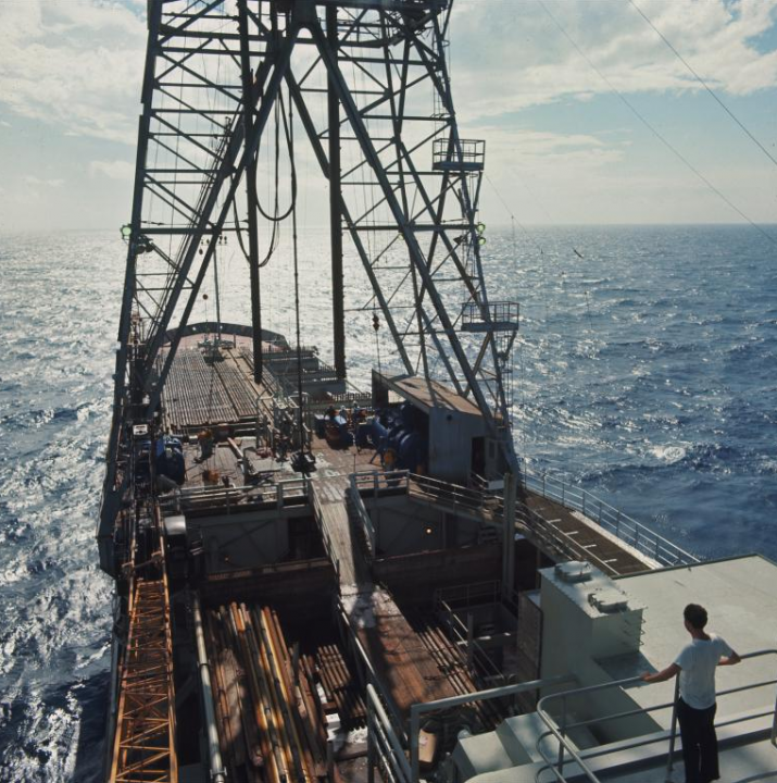 Auf hoher See mit 7000 Metern Bohrrohren: Die «Glomar Challenger» nimmt Kurs auf das Mittelmeer. Bild: Deep Sea Drilling Project (DSDP).