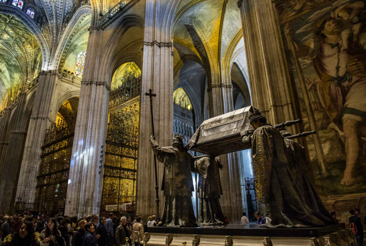 Seine Nachfolger brachten eine reiche Beute zurück nach Europa und seinen Sarg tragen die vier Könige Spaniens: Touristen am Grab von Christoph Kolumbus in der Kathedrale von Sevilla. Bild: Tom Bartel.